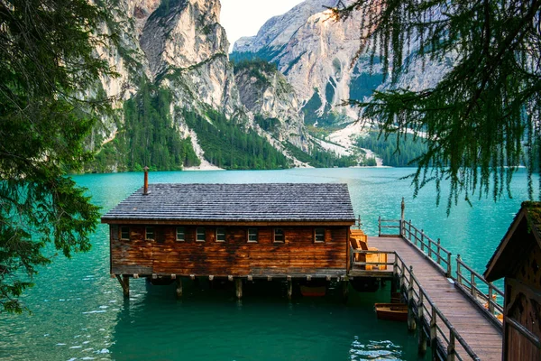 Loděnice na jezero Braies Dolomites horách — Stock fotografie