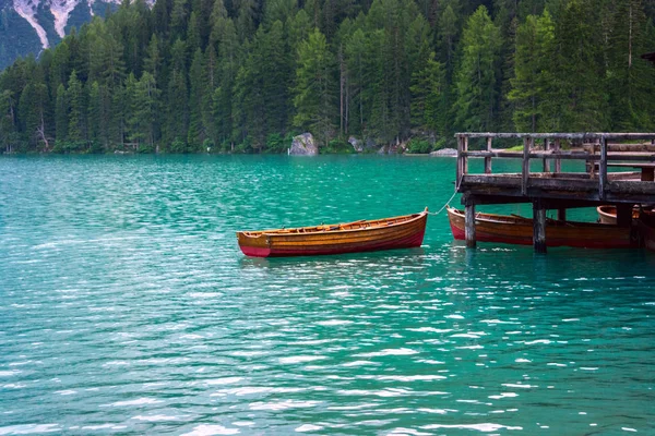 Loděnice na jezero Braies Dolomites horách — Stock fotografie