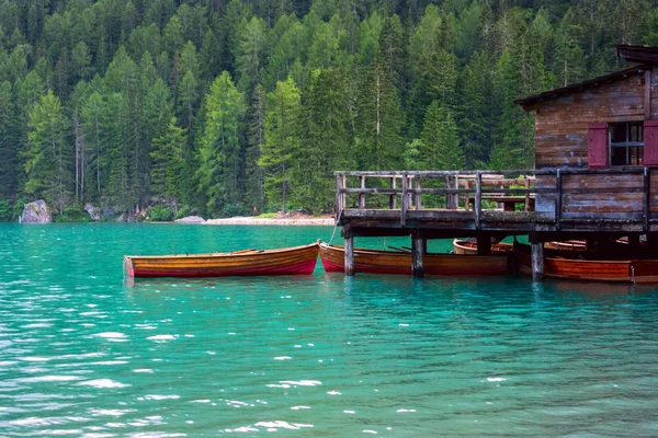 Loděnice na jezero Braies Dolomites horách — Stock fotografie