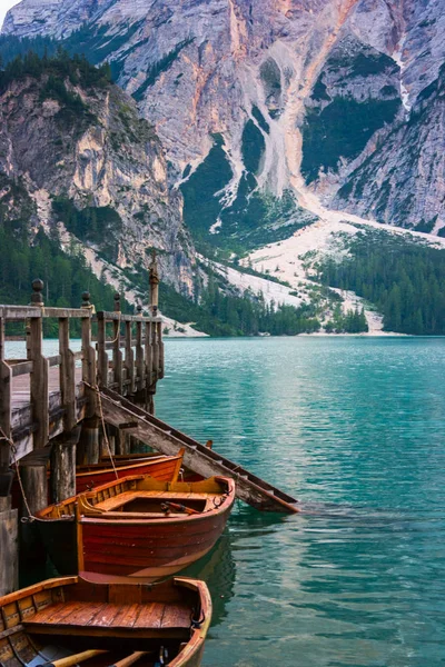 Loděnice na jezero Braies Dolomites horách — Stock fotografie