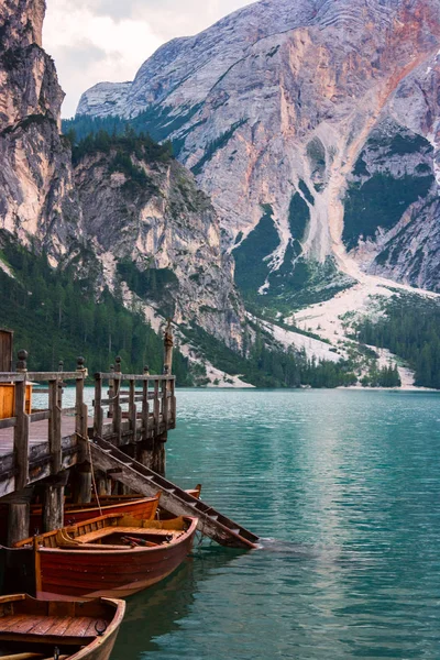 Loděnice na jezero Braies Dolomites horách — Stock fotografie