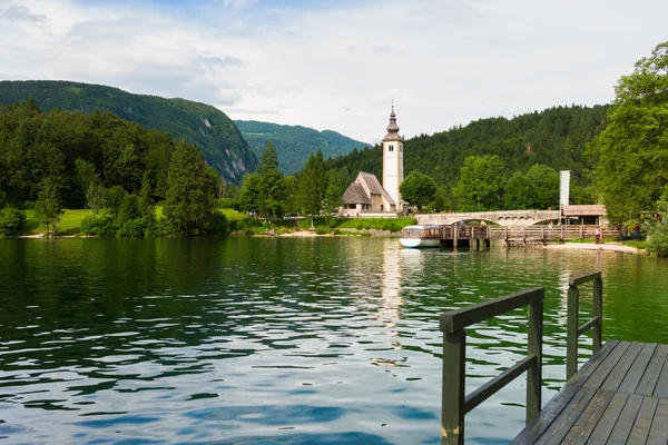 Iglesia de San Juan Bautista, Lago Bohinj, Eslovenia — Foto de Stock