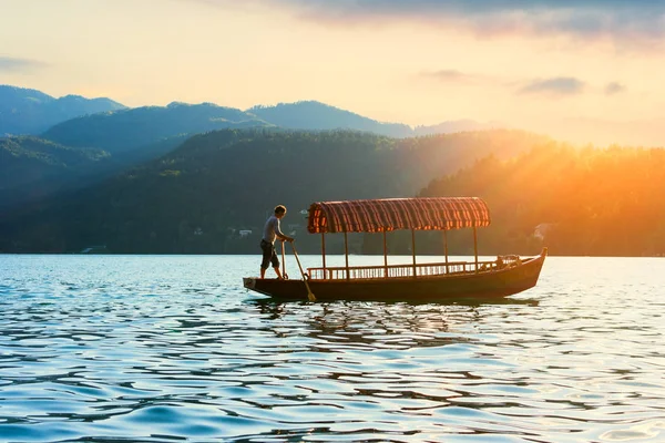 Bir pletna, geleneksel Slovenya tekne