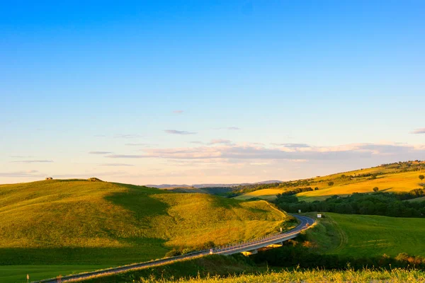 Route de campagne estivale en belle Toscane — Photo