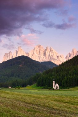 Val di Funes Vadisi kilisede Santa Maddalena