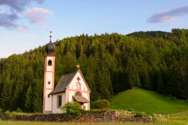 Val di Funes Vadisi kilisede Santa Maddalena