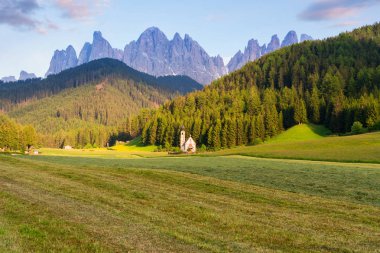 Val di Funes Vadisi kilisede Santa Maddalena