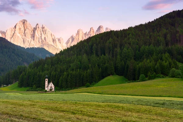 Val di Funes Vadisi kilisede Santa Maddalena — Stok fotoğraf