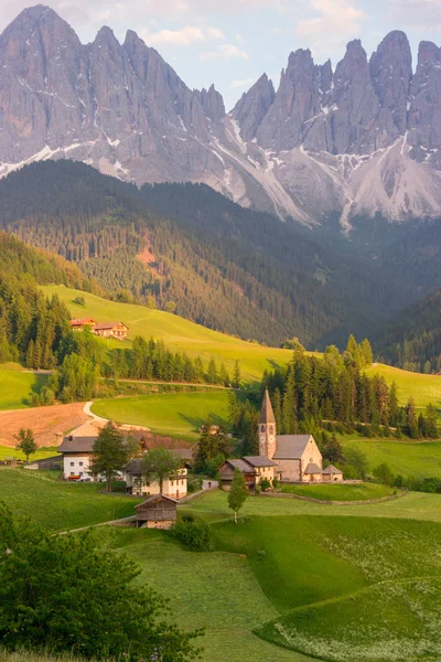 Santa Maddalena köyün önünde Odle Dolomites grup