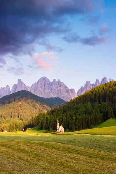 Val di Funes Vadisi kilisede Santa Maddalena — Stok fotoğraf