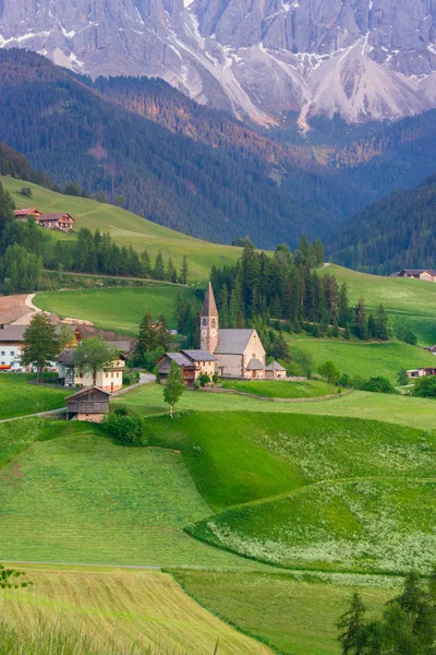 Santa Maddalena Dorf vor der Geißeldolomitengruppe — Stockfoto