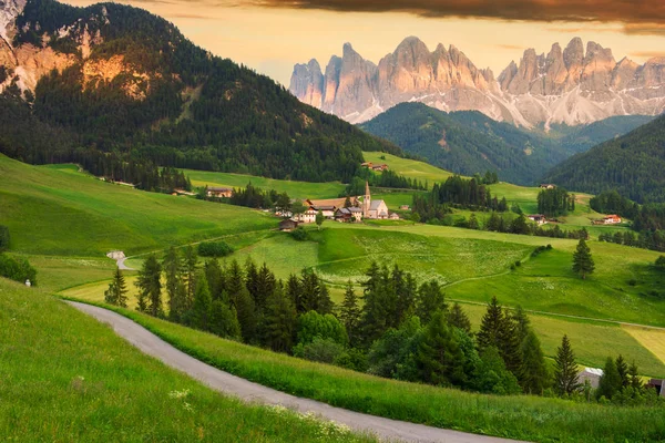 Santa Maddalena Dorf vor der Geißeldolomitengruppe — Stockfoto