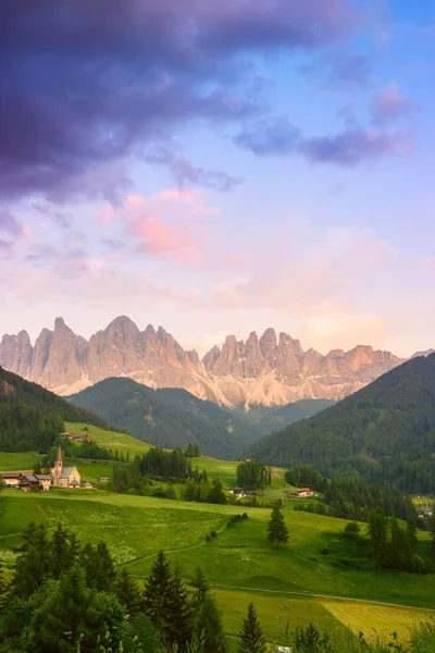 Santa Maddalena köyün önünde Odle Dolomites grup