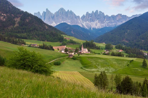 Santa Maddalena köyün önünde Odle Dolomites grup