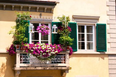 Pisa çiçekli balkon