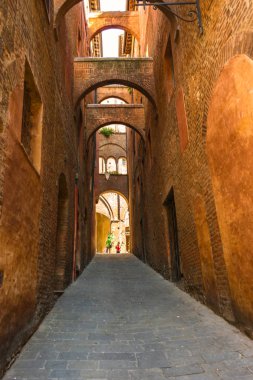 Siena Ortaçağ dar sokak