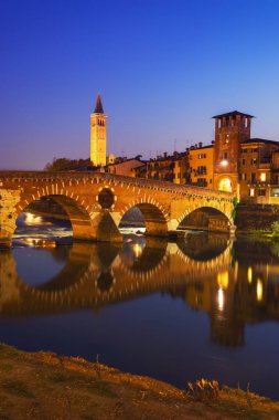 Verona - gece köprüde Pietra