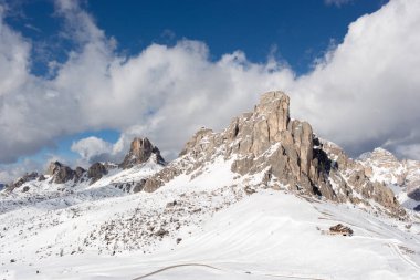 Kış manzara Dolomites dağ