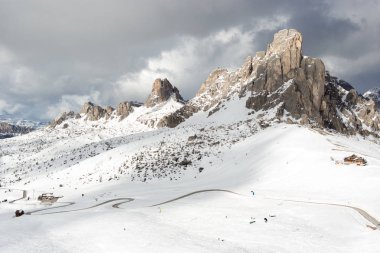 Kış manzara Dolomites dağ