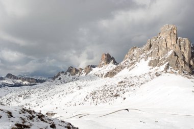 Kış manzara Dolomites dağ