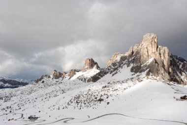 Kış manzara Dolomites dağ