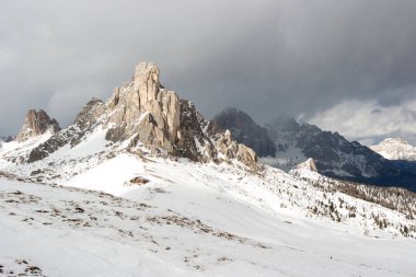 Kış manzara Dolomites dağ
