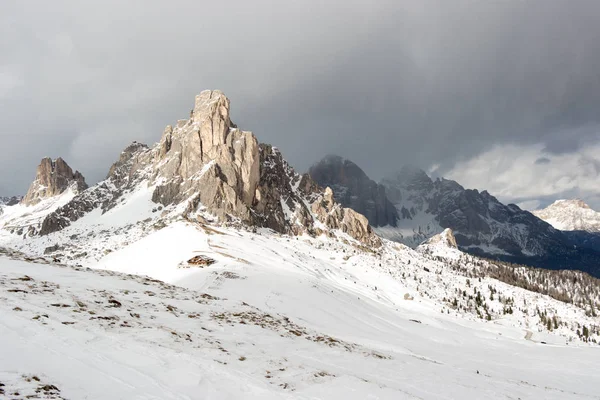 Winterlandschaft in den Dolomiten — Stockfoto