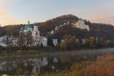 Seversky Donets Nehri manzaralı Svyatogorsk Lavra şafak.