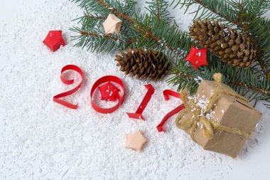 Rakamlar kağıt, Noel ağacı ve koniler kesti. Yeni yıl