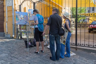 Kiev, Ukrayna - 16 Haziran 2016: Sanatçılar cityscape sokak St Andrew's iniş üzerinde boya