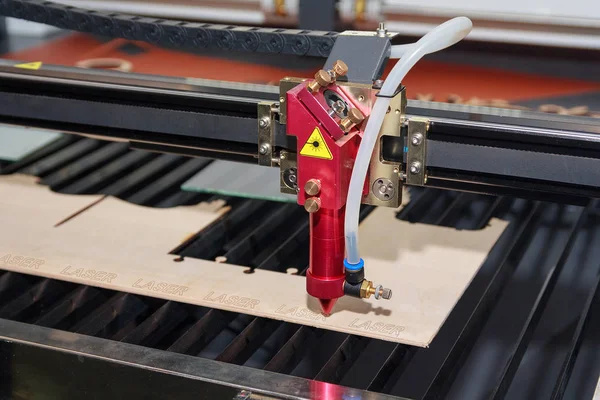 Machine laser pour découper et graver le contreplaqué. Industrie — Photo