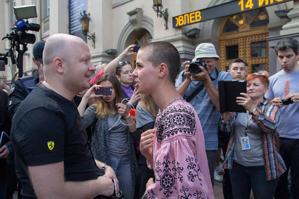 Киев, Украина - 12 июня 2016 года: Участник гей-парада и враг его проведения в общественных дебатах — стоковое фото
