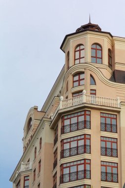 Bir sivri ile güzel modern bina. Mimari