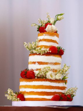 Krem ve çilek ile güzel düğün pastası. Gıda