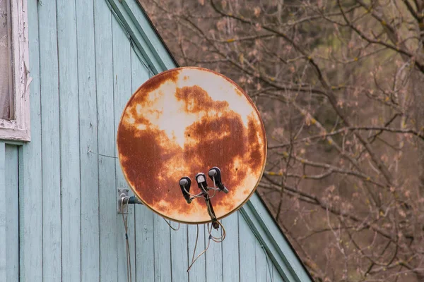 村の家の屋根の上のさびた衛星テレビのアンテナ — ストック写真