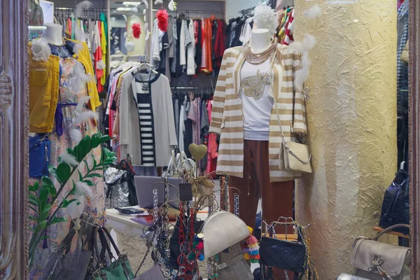 Mannequins és a különböző ruhák, a kirakatba. Eladó — Stock Fotó