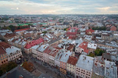Gün batımında şehrin en iyi görünümü. Lviv, Ukrayna