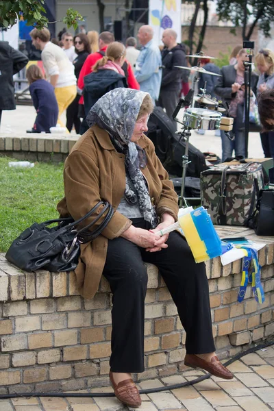 Киев, Украина - 21 мая 2016 года: Пожилая женщина продает символы Укр — стоковое фото