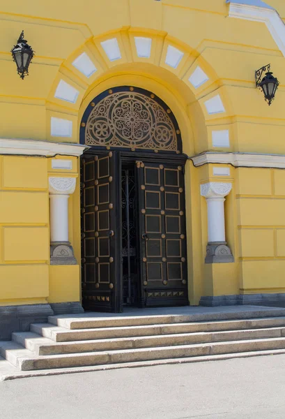 Öppna dörren till den gamla kyrkan. Arkitektur — Stockfoto