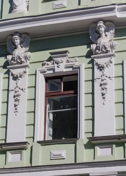 Ablak, egy történelmi épület, klasszikus stílusban. Kijev, Ukra — Stock Fotó