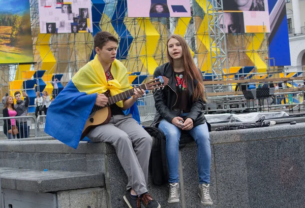 Kiev, Ukraine - 24 août 2016 : Garçon et fille chantent des chansons patriotiques sur la place de l'Indépendance — Photo