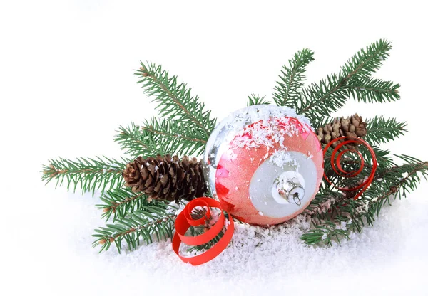圣诞装饰球和视锥细胞在白色背景上的 — 图库照片