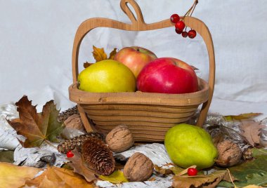 Elma, armut ve fındık sepeti. Sonbahar natürmort
