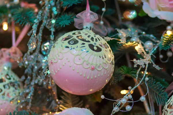 Boom decoratie ballen en garland close-up — Stockfoto