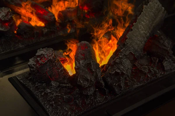Fuego ardiendo en un primer plano de chimenea. Interior —  Fotos de Stock
