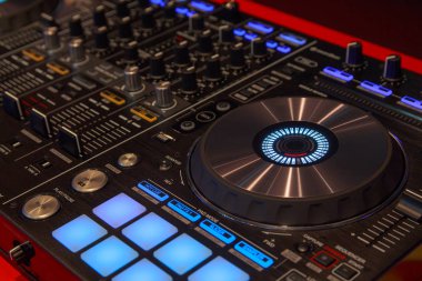 DJ oyuncu ve Mikser gece kulübünde. Müzik