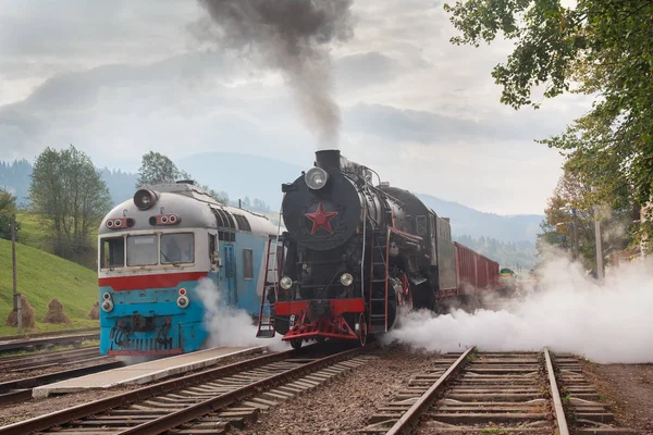 Ретро-локомотив и электровоз на станции — стоковое фото