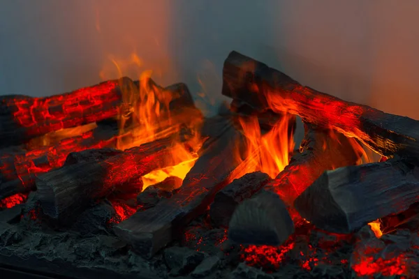 Madera ardiendo en la chimenea primer plano. Hogar. —  Fotos de Stock