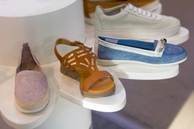 Spor ayakkabı moda Shop ile counter. Satılık