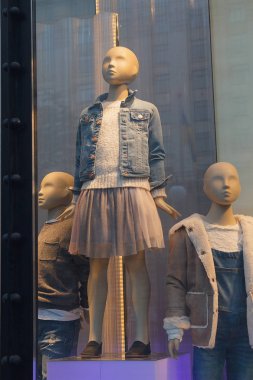 Çocuk Giyim penceresinde mankenler üzerinde. Moda
